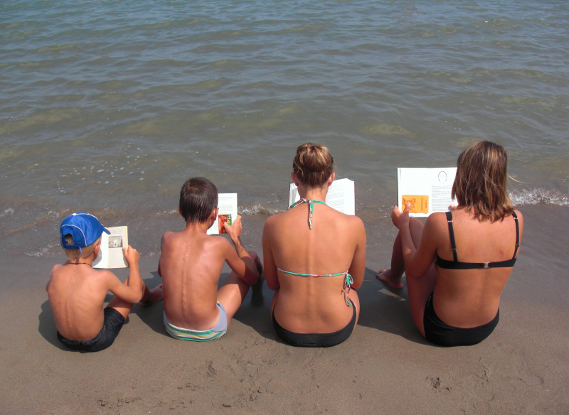 Lesende am Strand